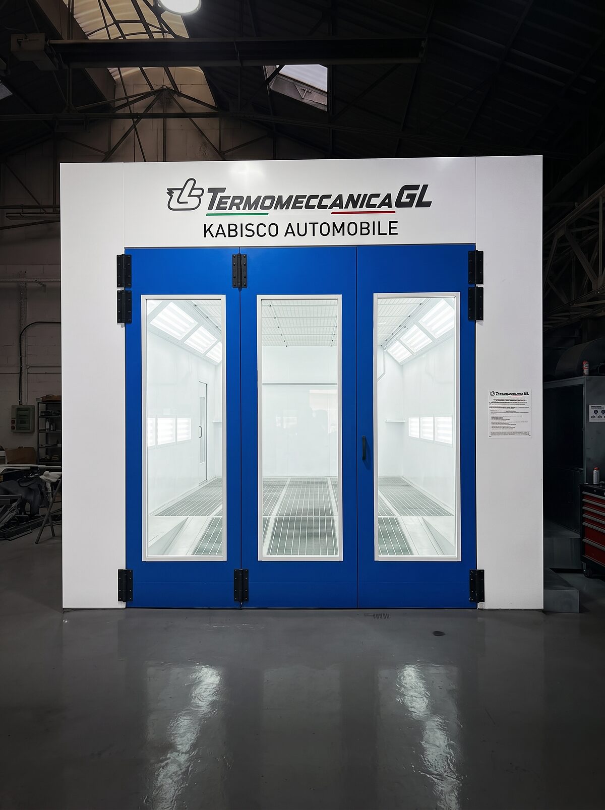 Cabine de peinture fermée de Kabisco Automobile, portes bleues et intérieur blanc éclairé
